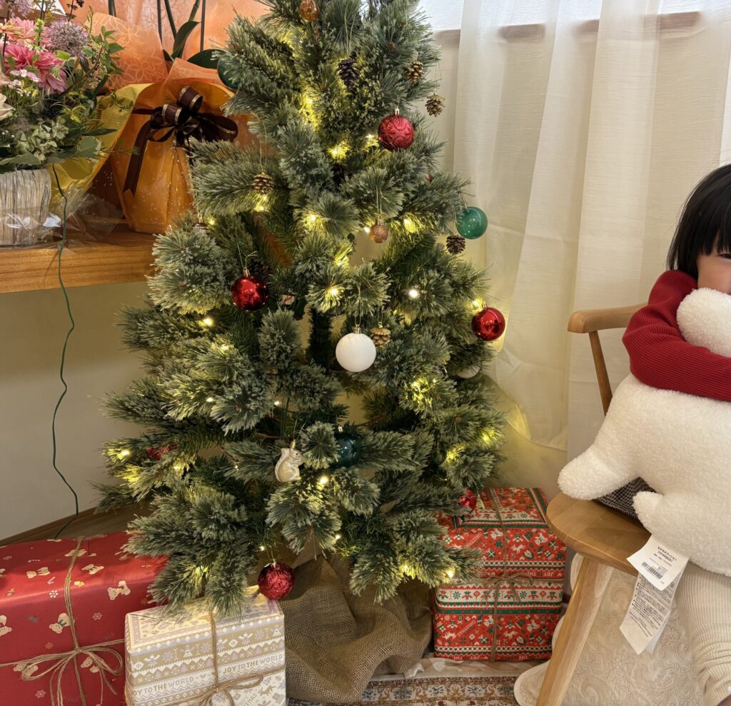 店内に飾られたクリスマスツリーの写真