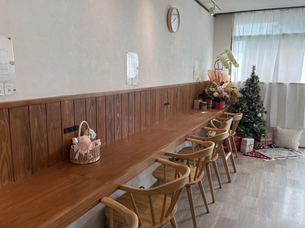 コワーキング用のカウンター席がある、明るく落ち着いた店内の写真